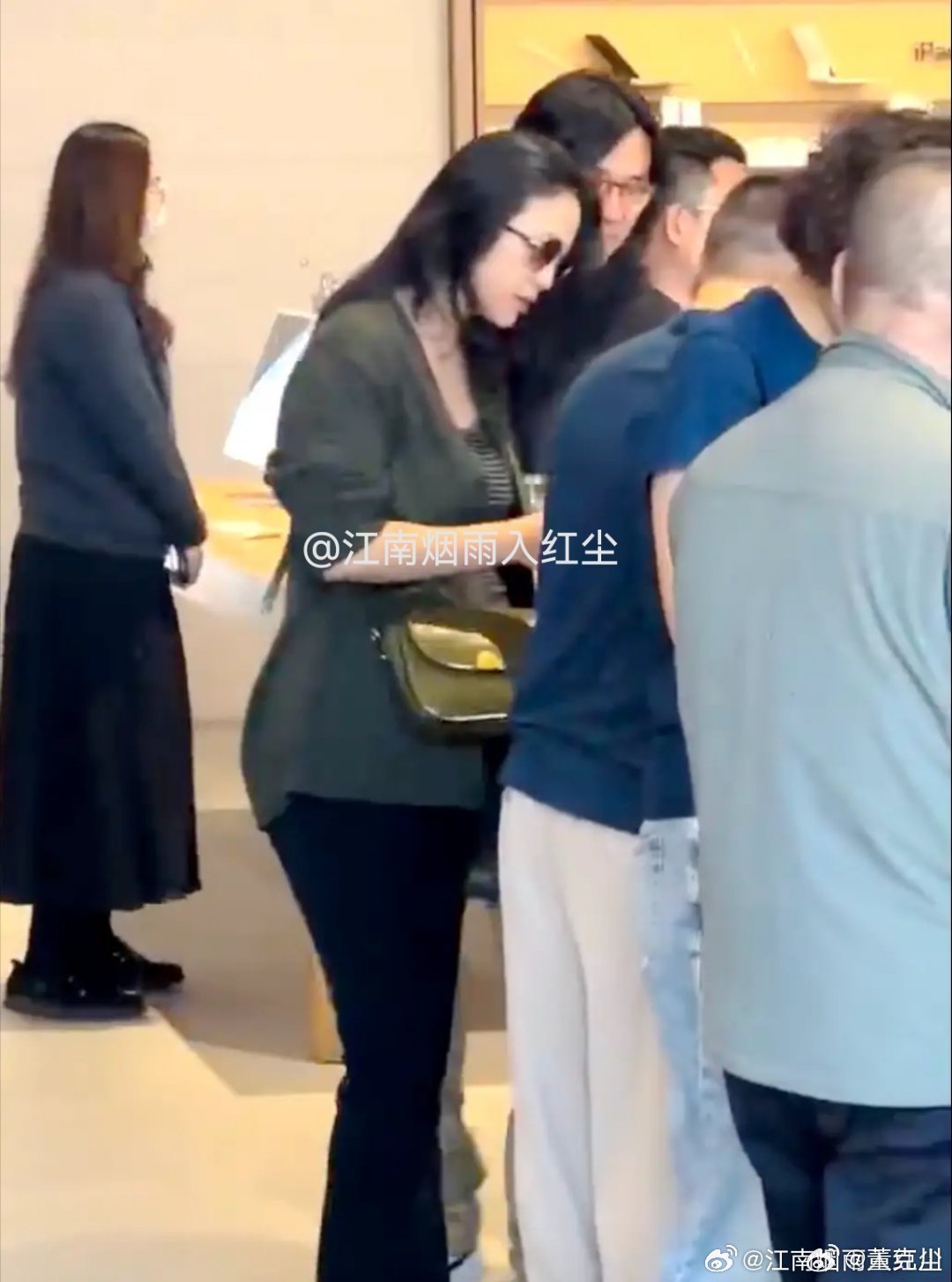 曝汤唯疑怀二胎汤唯疑怀二胎现场看走路以及穿着打扮应该已经怀二胎了，确实值得恭喜 