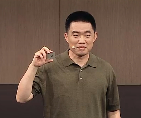 李想一上来就说，给我拍张照片吧，不然网上全是我举桌子的照片