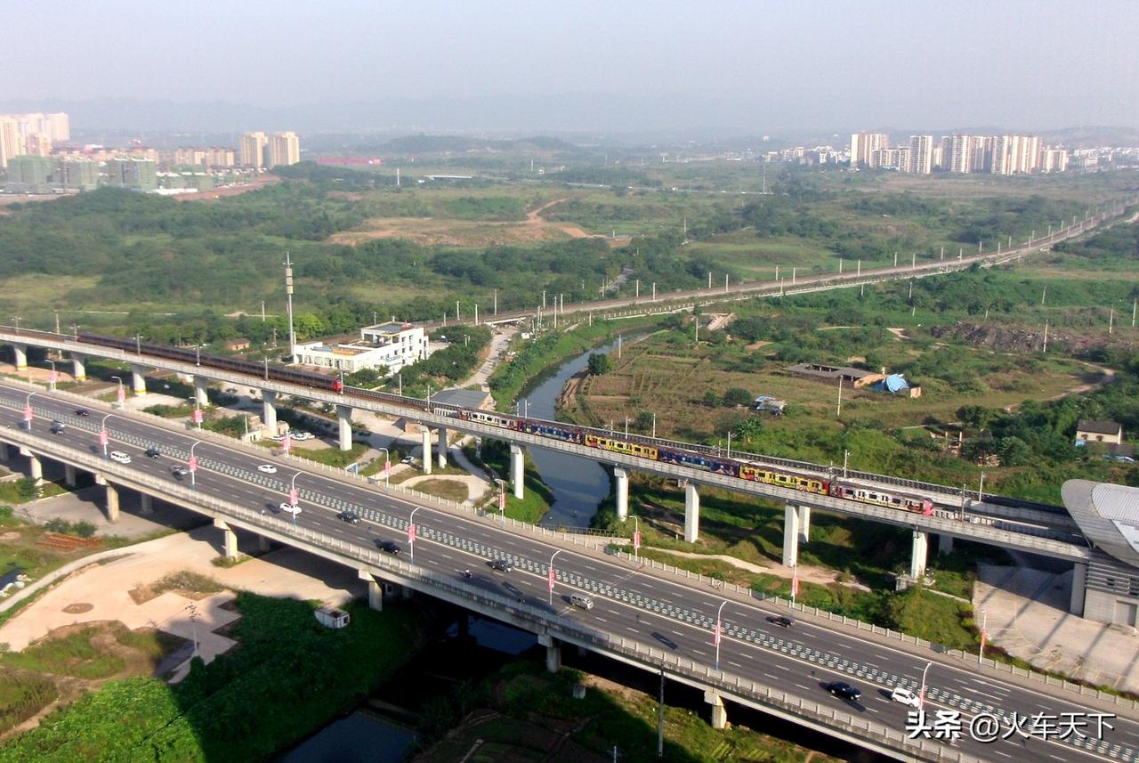 十年前在赖家桥拍摄的重庆轨道交通1号线和西双大道，那时候这片地方开通地铁已经快四