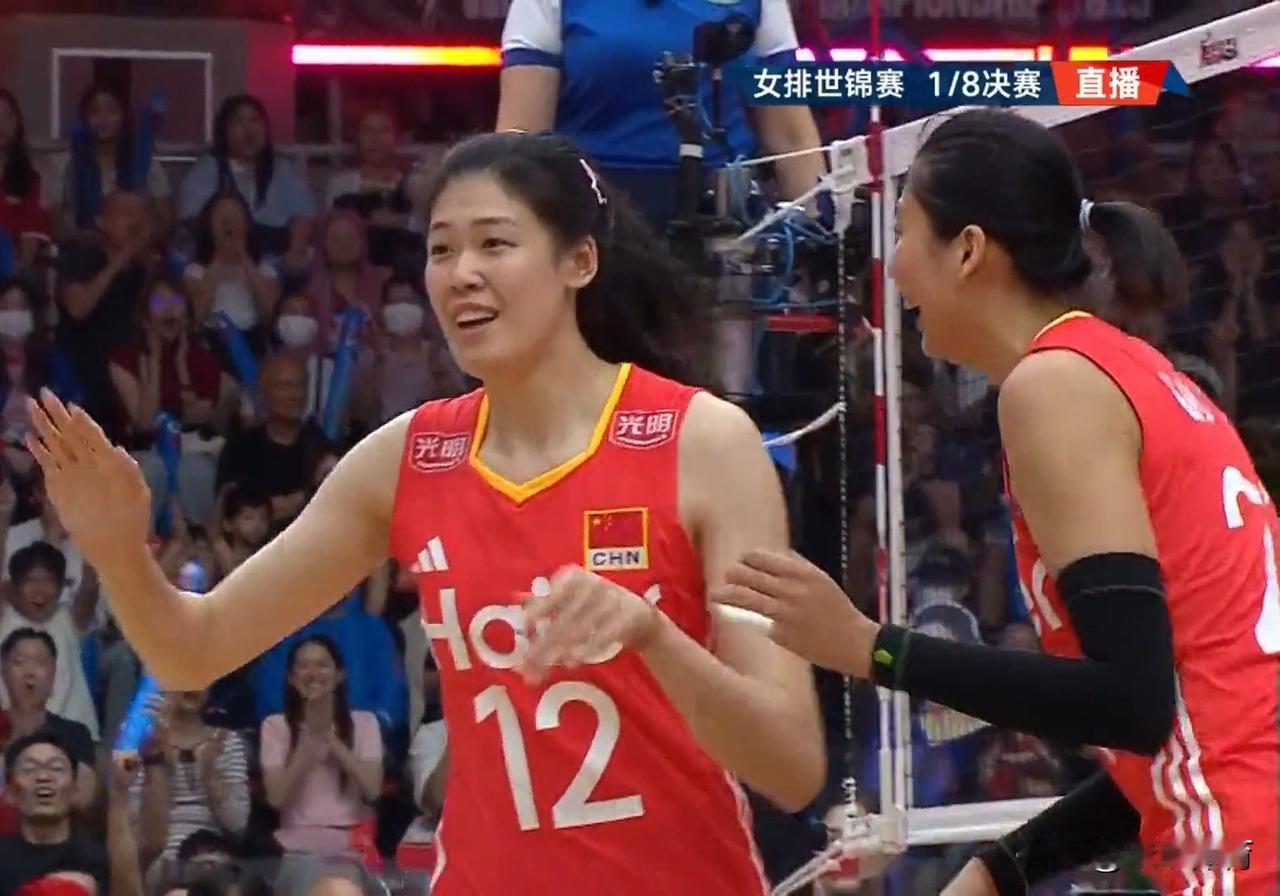 【三边攻疯狂扣球出界送分，中国女排丢掉第一局】
中国女排迎战法国第一局，三边攻吴