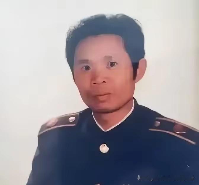 1981年，十四军四十师一百二十团政治处办公室，一份结婚申请摆在政工主任的办公桌
