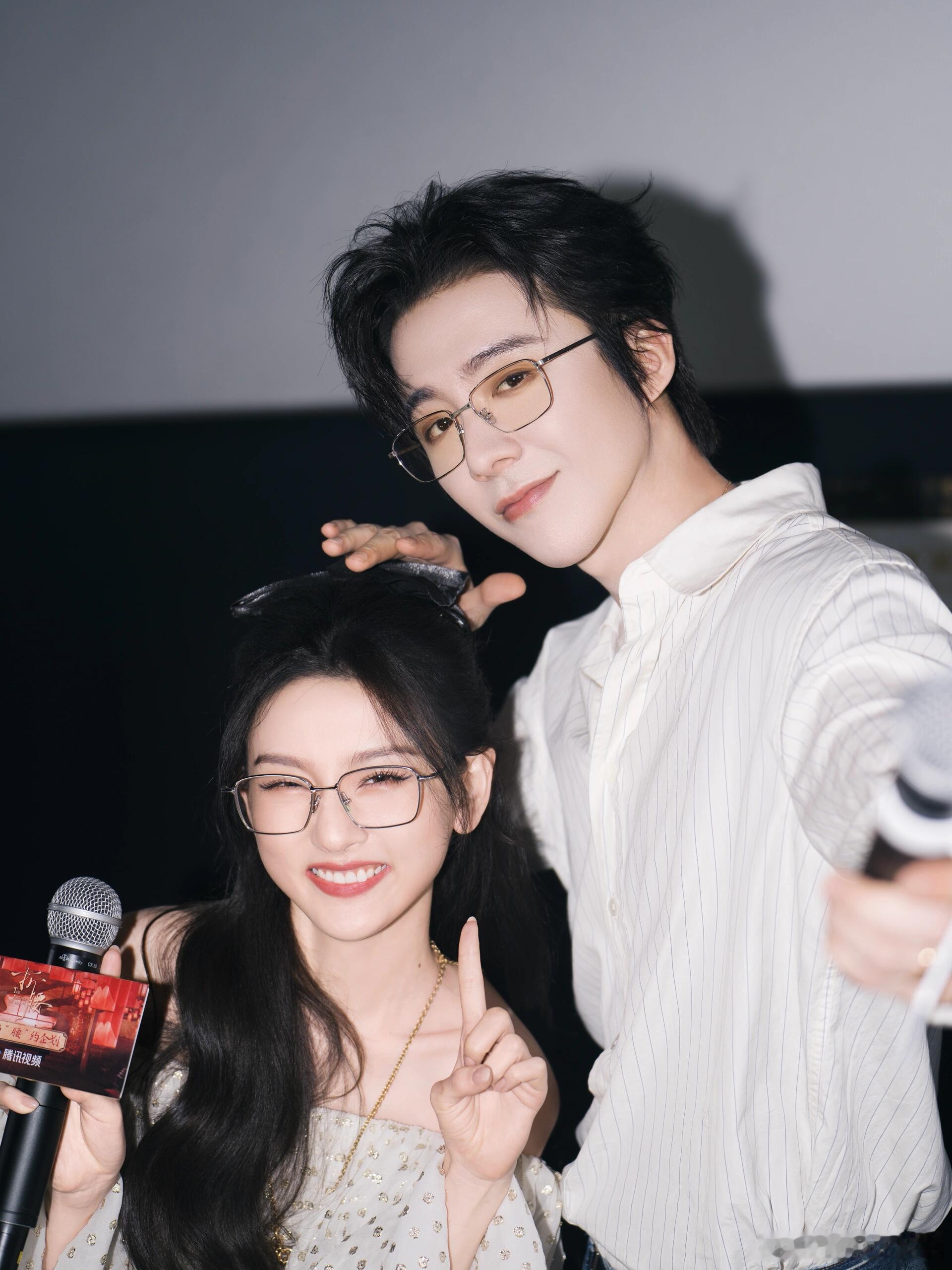 疑似宋祖儿小号宋祖儿、刘宇宁两人同框的瞬间仿佛就是从剧里走出来的魏劭和小乔！甜蜜