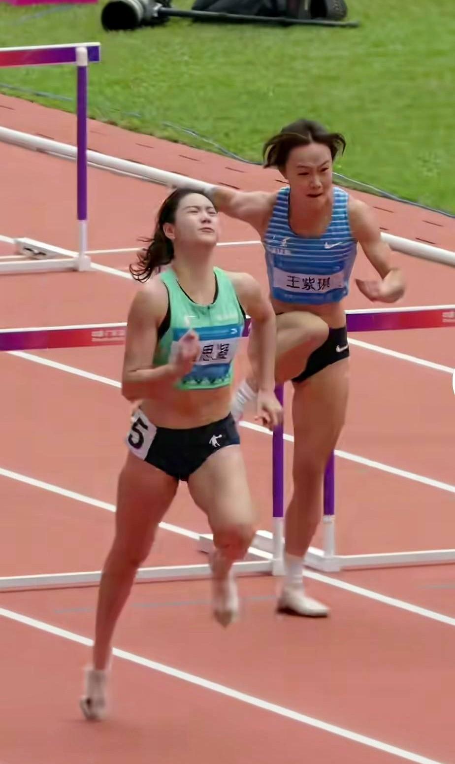 吴艳妮又双叒叕没拿到冠军。

全国田径大奖赛上，她跑出12秒86拿了亚军。起跑反