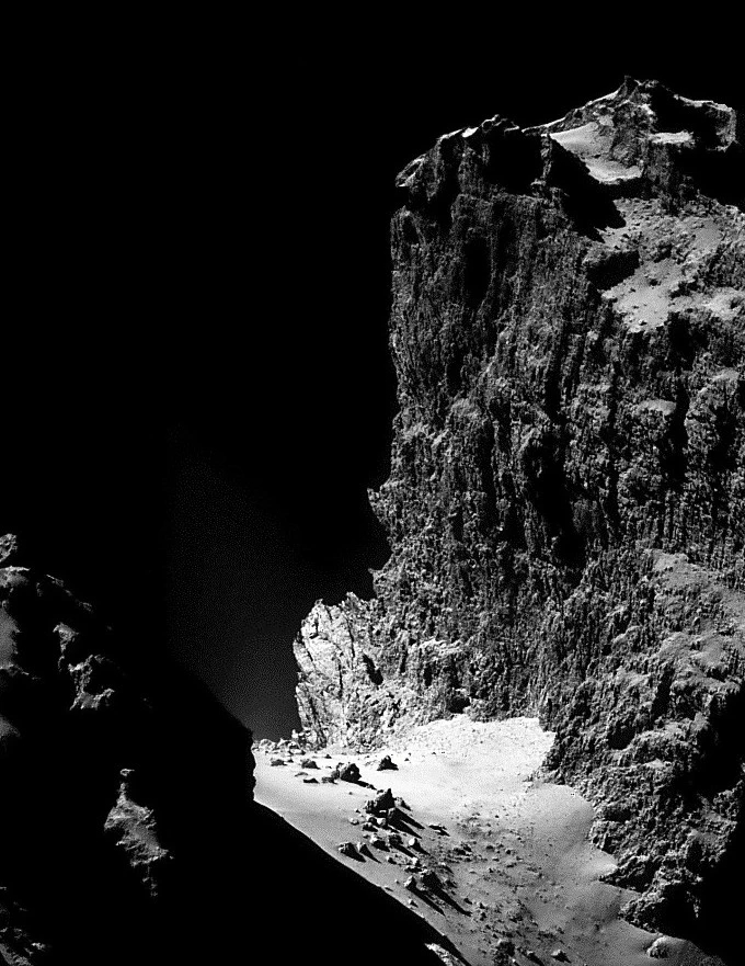 这是悬崖。约1公里高。在一颗彗星上。如果你从顶端跳下去，需要 47 分钟才能到达