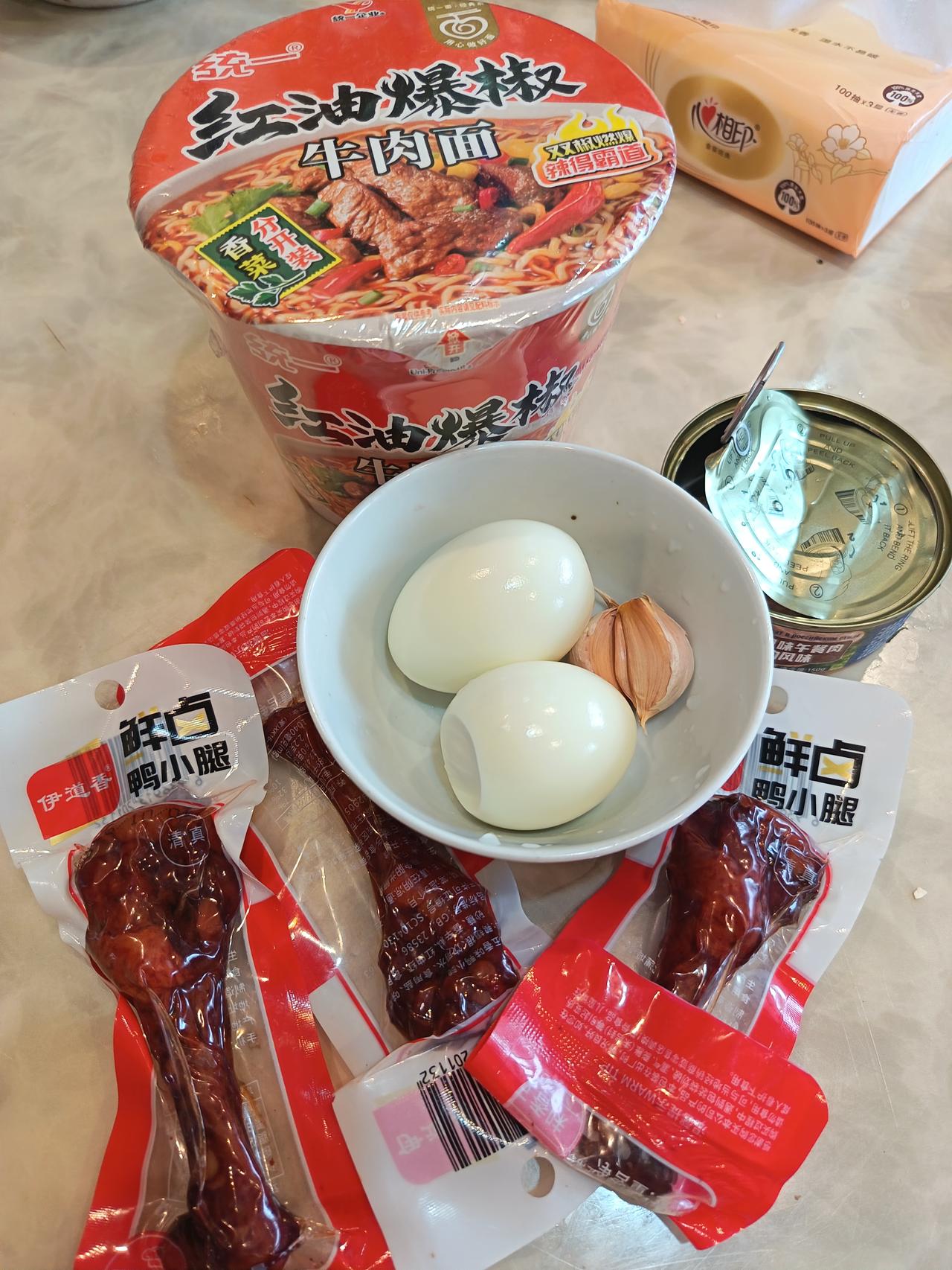 世界杯期间为了解决看球肚子饿，准备了一些桶面，已经过去了三个月，家里还剩下一桶。