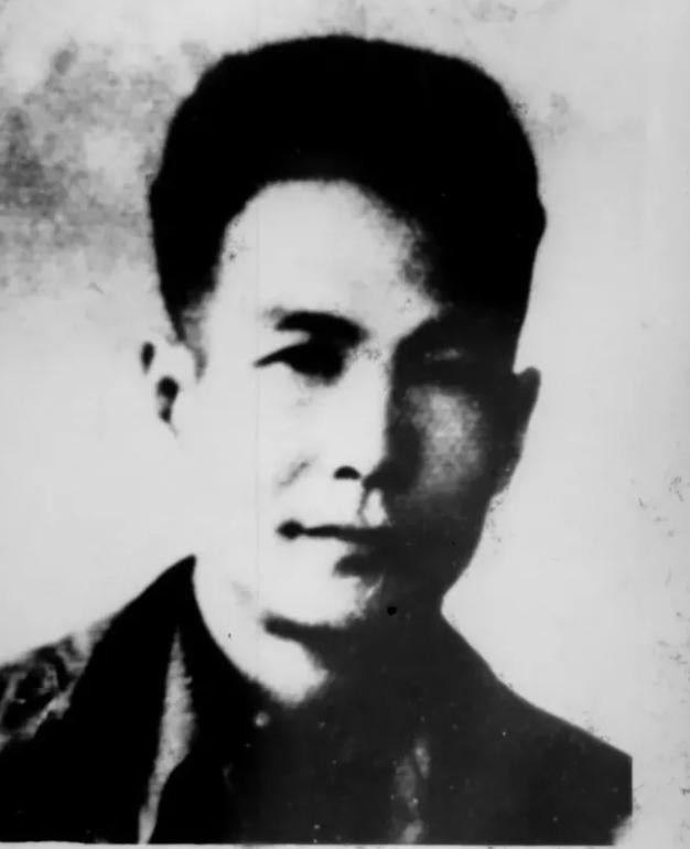 1948年，狱医刘石人到女牢诊病，刚到门口，一女犯突然趔趄摔倒在他身上，并迅速塞