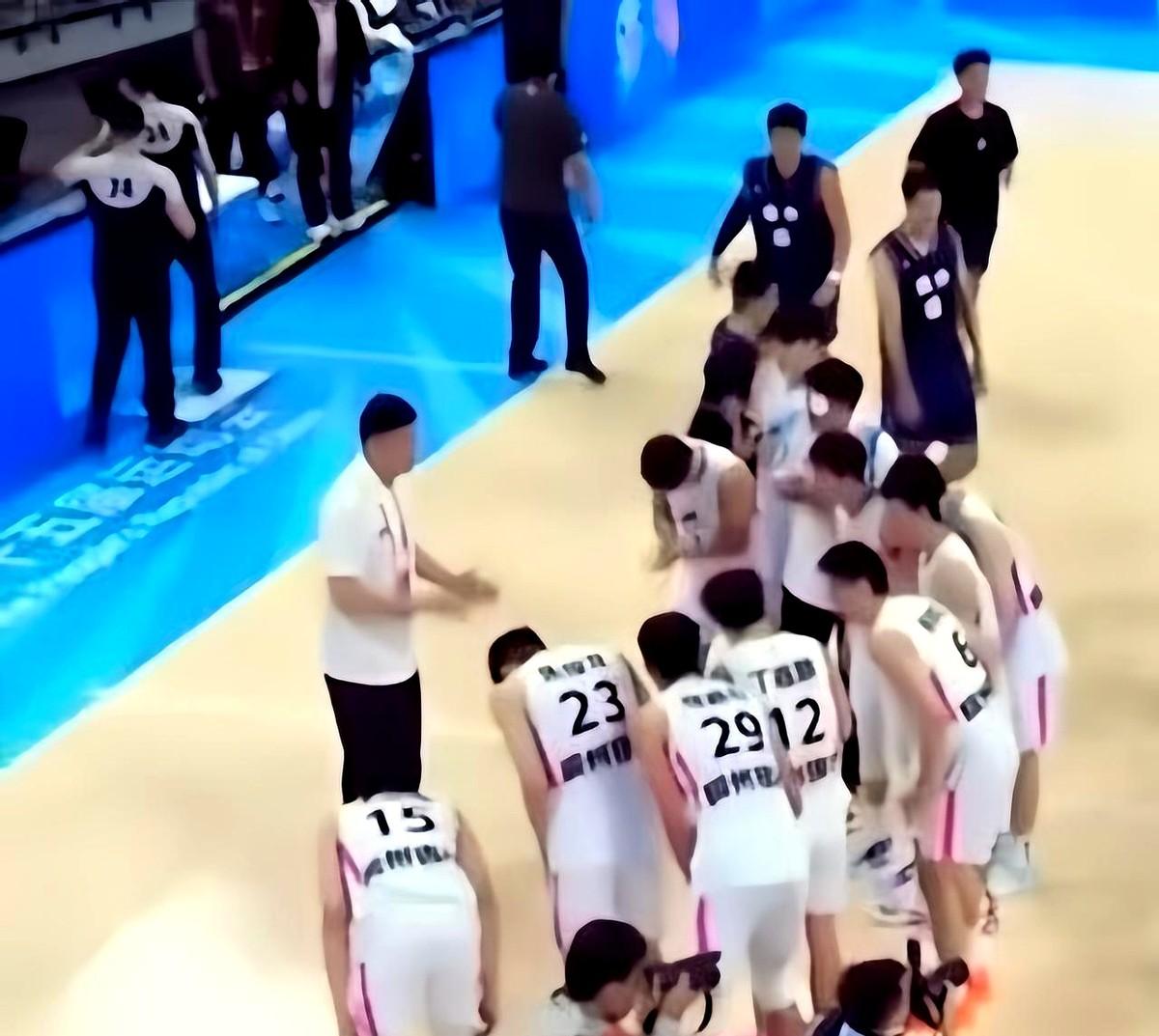 昨晚全运会男篮决赛刚落哨，浙江队全体队员突然集体向广东主帅杜锋鞠躬致谢——这一幕