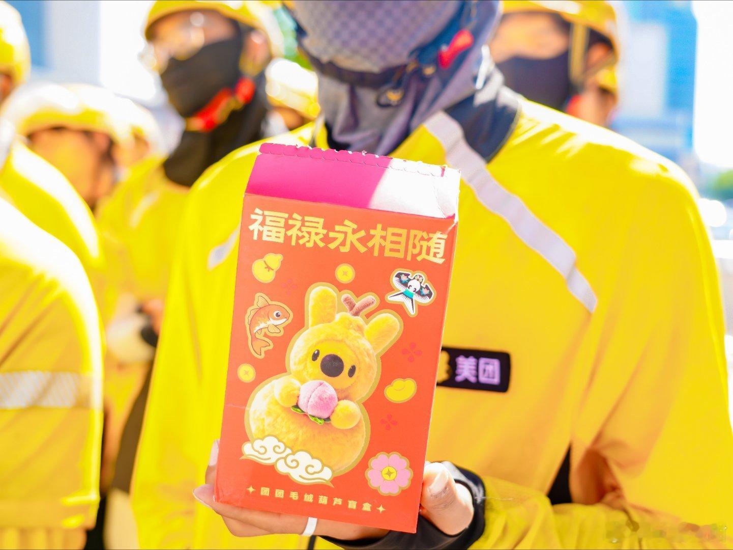 兰州街头出现一支浪漫守护队兰州街头氛围感拉满，美团联合交警开启文明出行活动。美团
