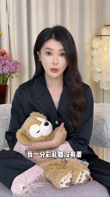 【甘薇称结婚没要彩礼】甘薇否认贾跃亭给了她40亿 5月14日，宣布与贾跃亭离婚，
