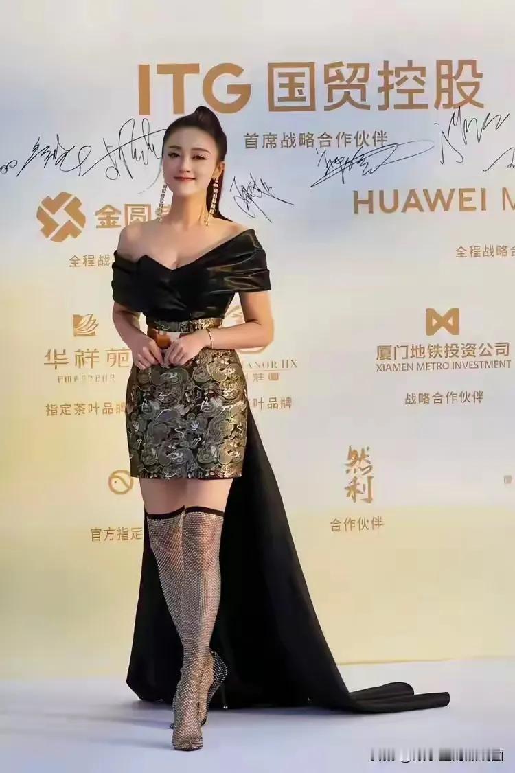 生活中的王小玮更美，我们看惯了他在舞台上弹琴的美丽，其实生活中的王小伟更美，体态