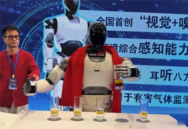 武汉造机器人可通过嗅觉分辨液体近日，湖北省“新春第一会”，名为“大壮”的机器人凭