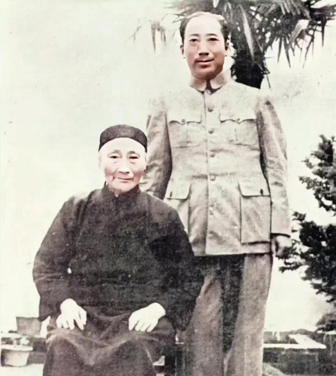1923年，戴笠在上海流浪，吃住在表弟张冠夫家里。张冠夫是商务印刷馆的职员，他和