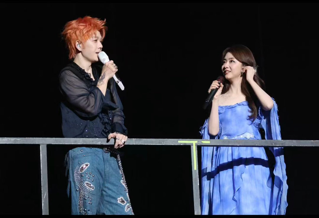 王栎鑫谭松韵合唱最好的我们 路星河和耿耿十年后同台，一开口就是整个青春。前奏响起