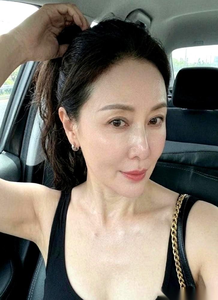就因为公交车上一个初中生给她让了个座。
我那52岁的亲妈，回家对着穿衣镜死死盯了