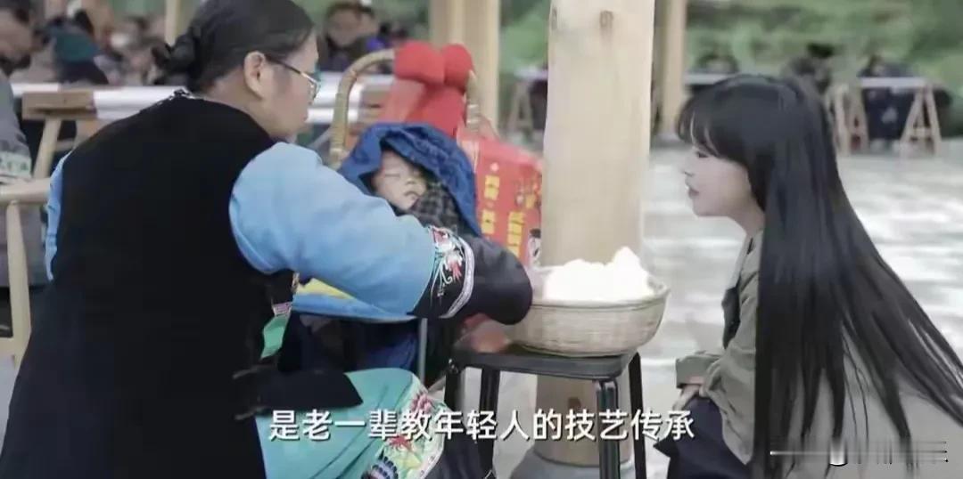 李子柒上人民日报发文了！这次不是教你做菜，是聊文艺怎么让乡村变好。

她说自己视