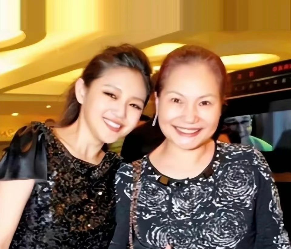 S妈只睡了半个小时S妈发文喊救救我S妈只睡了半个小时，发文说自己睡不好 ​​​