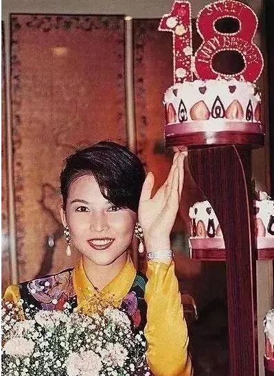 1991年，蔡少芬过18岁生日时的照片。

粉色气球缠绕着宴会厅的水晶灯，18根