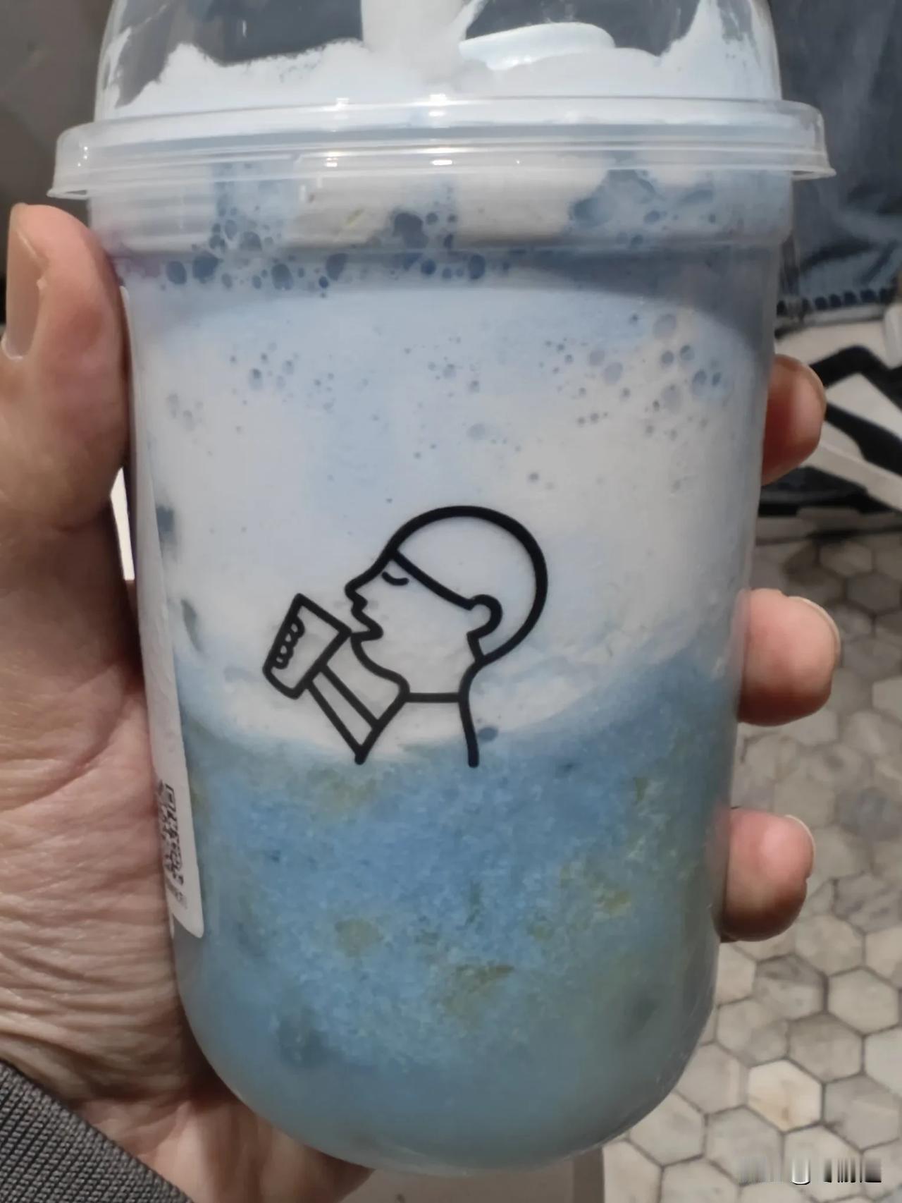 喜茶(迪士尼小镇店·平行宇宙)
位于上海迪士尼小镇的入口处，算是非常有特色的一家