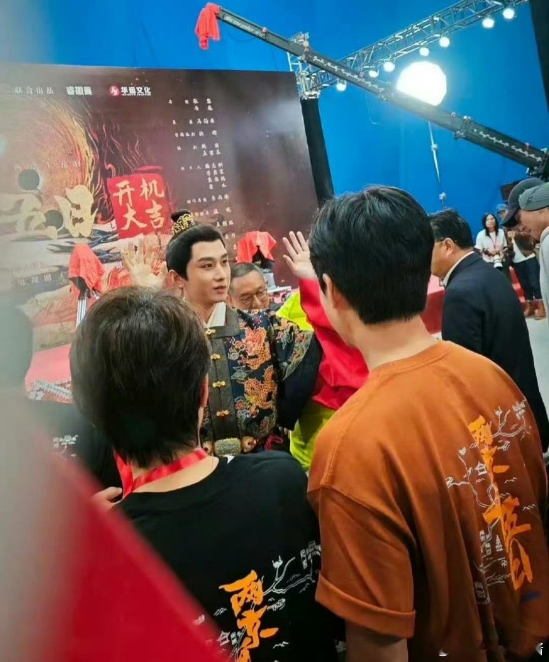 成毅今日开机路透，看起来好像还是半永久造型 ​​​