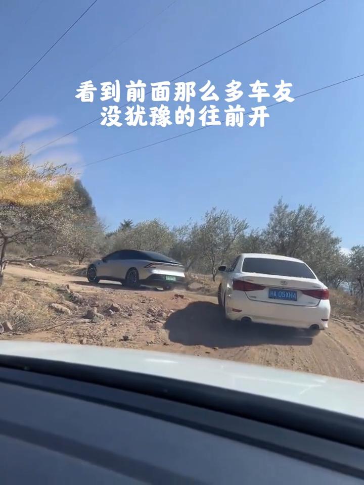 起因是京昆高速太堵，乐西高速国道也堵。高德推荐了一条乡道小路，看到前面那么多车友