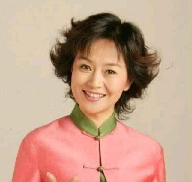 1999年， 鞠萍 向丈夫提出了离婚，丈夫同意离婚，却让她二选一，孩子和财产只能