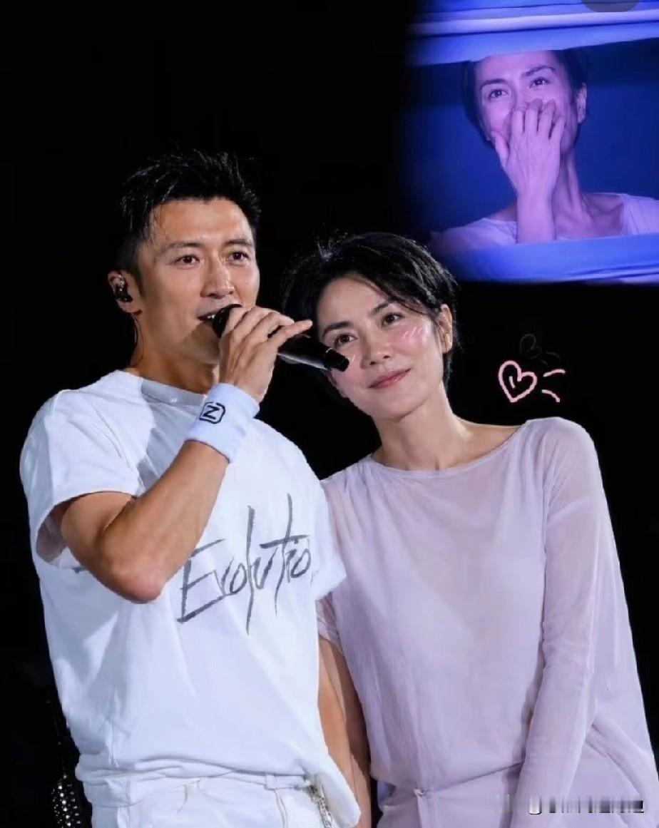 谢霆锋，意味不明啊[偷笑][偷笑][偷笑]
 
8月8日晚上，谢霆锋的演唱会现场