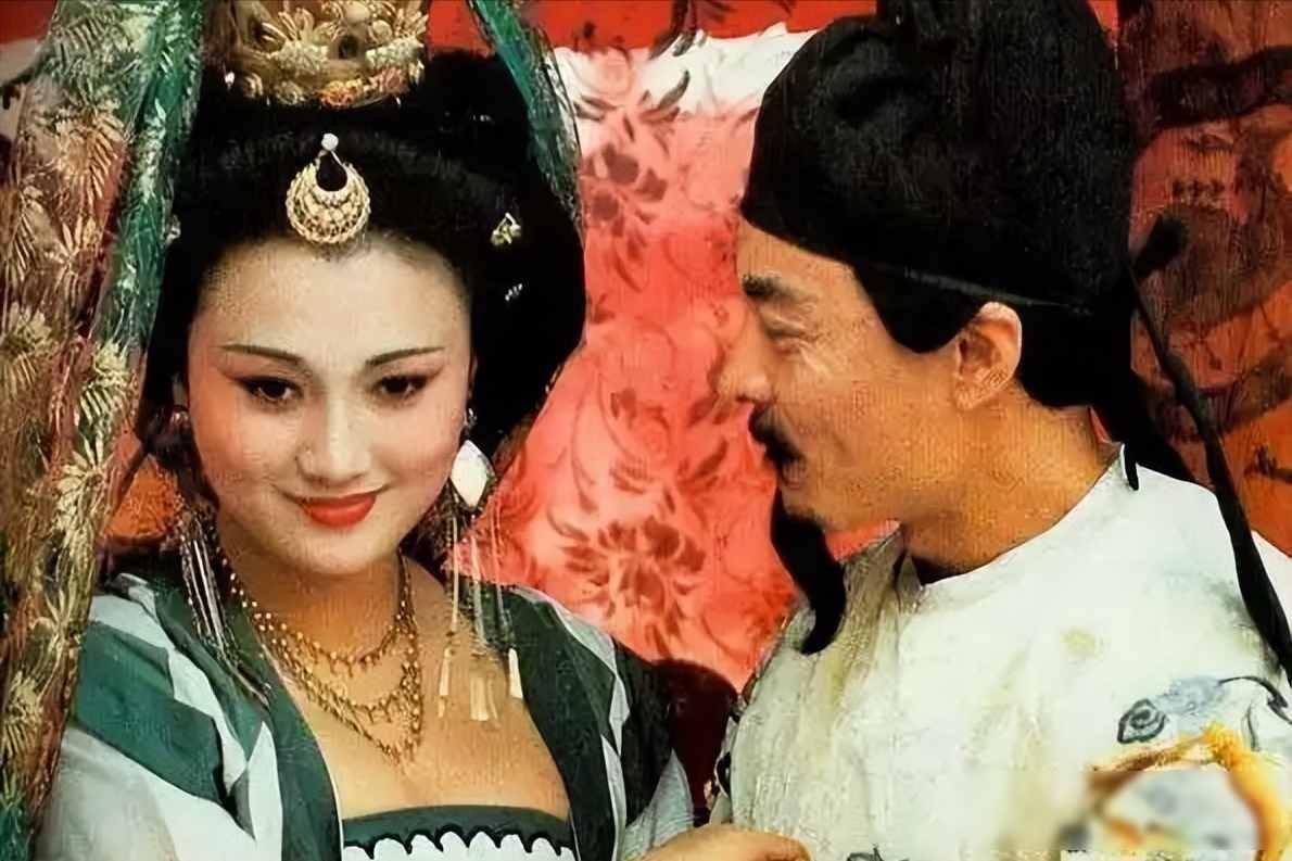 唐玄宗李隆基和杨玉环差了整整34岁。 更刺激的是,他俩第一次以"夫妻"身份同框前