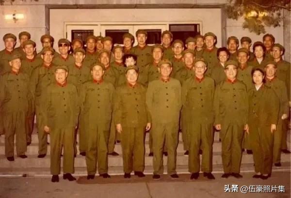 上世纪七十年代初，杨得志将军（前左三）与杨勇将军（前左四）在八一电影厂时和部分演