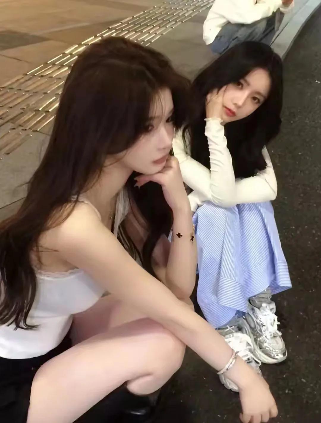 丽娜和小莫的故事像是一股清流，流淌在每个人的心间。她们不仅是朋友，更是彼此生命中