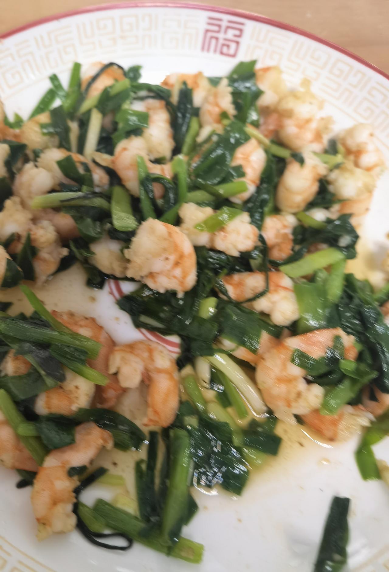 从网上买了点冷冻虾仁，号称是活虾去虾线冷冻后直接发过来的。我收到后第一是有的没去