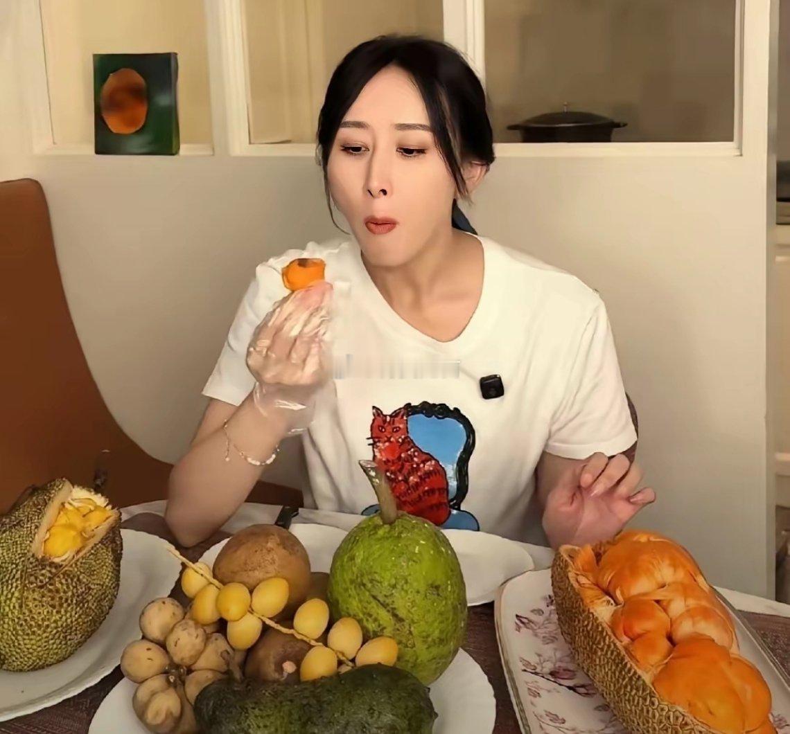 一线老戏骨影后，都不见出来拍戏，还吃的这么好，看来不缺钱！ 