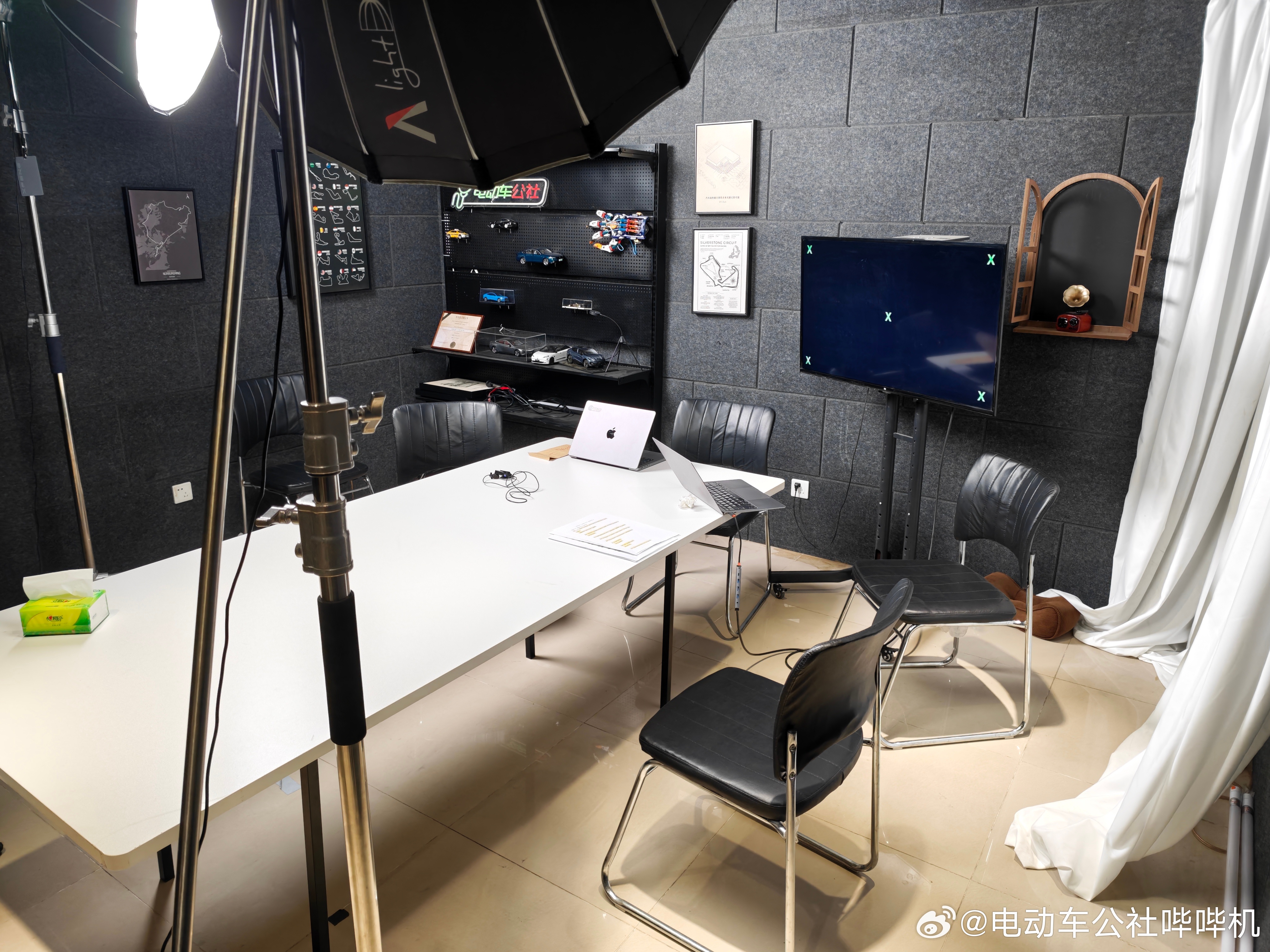 只拍车有点无聊，这回想办法整点剧情进来场景已经摆好，坐等人员到齐开拍，下个视频见