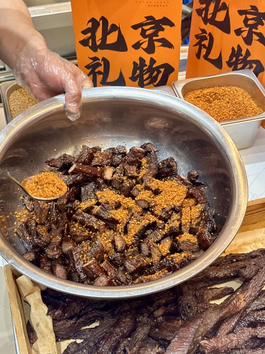 店员说：他烤牛肉干很厉害…让我拍一下
