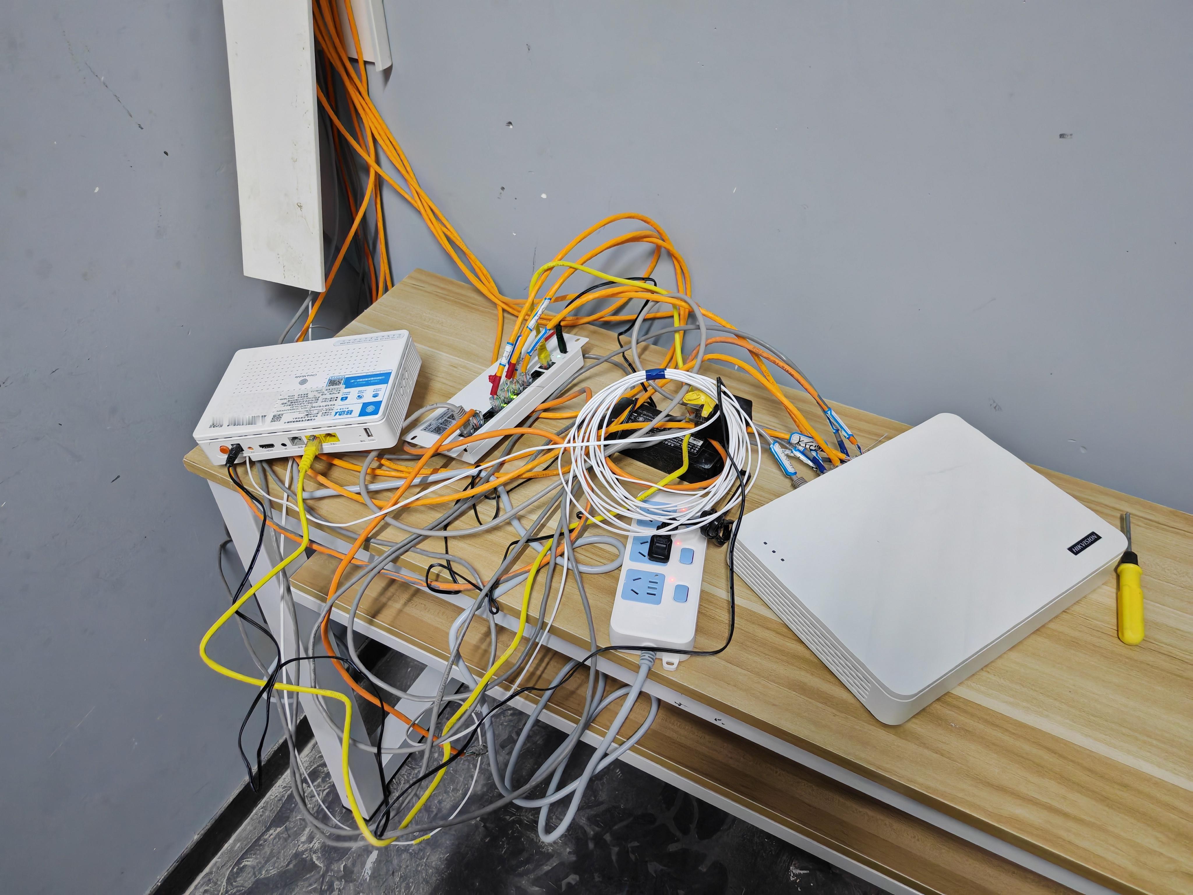 兄弟们看看什么叫鬼斧神工整理完之后上边是新华三有线网口和无线AP中枢中间是宽带光