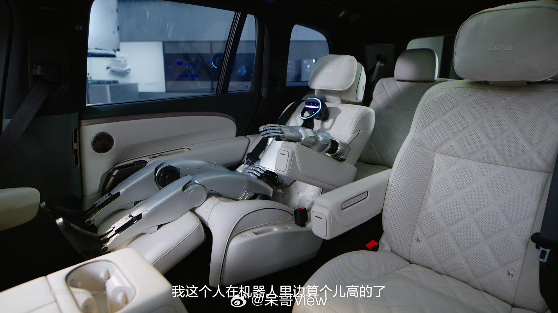 宇树机器人钻进理想L9 Livis二排，不是哥们！？我都还没坐进去，机器人就已经