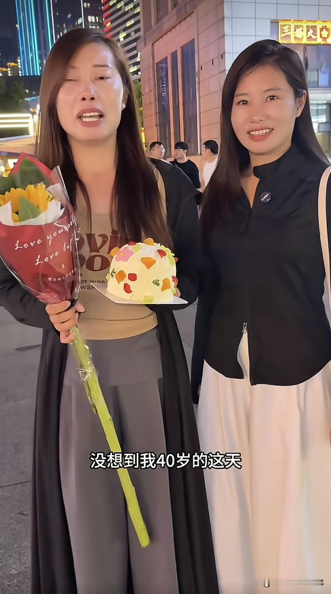 杨妞花今天在贵阳给姐姐过生日，姐姐感动的当场大哭 ，她想起了小时候的点点滴滴，太