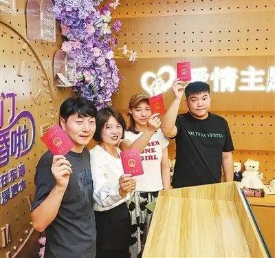 银行里面办结婚证，到底是便民还是博眼球？

谁能想到，以后去银行办业务，顺手就能