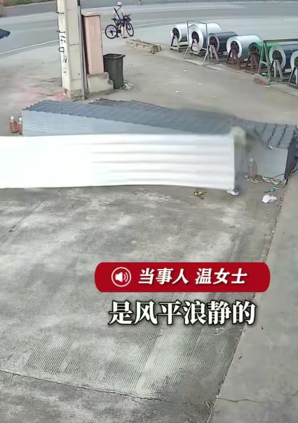 一开始户外还风平浪静，温女士在自家厂房外的空地上切割加工彩钢瓦。彩钢瓦质地轻薄，