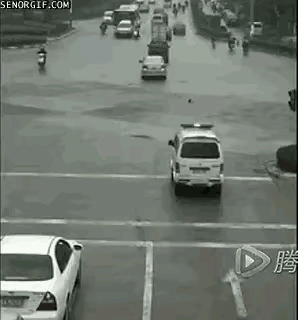 这是福大命大，直接撞到车顶去了，千万不要闯红灯，下次可能就没这个好运了