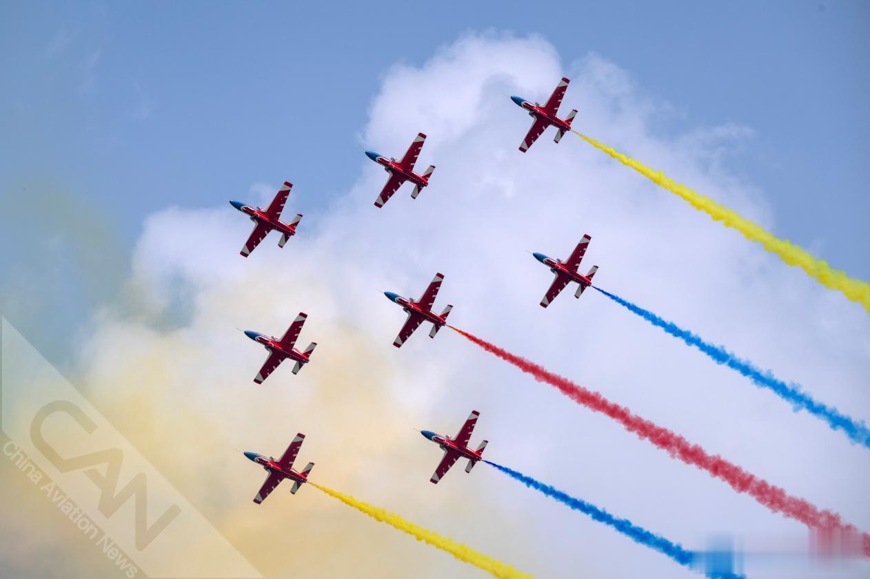 2023年空军航空开放活动·长春航空展，空军红鹰飞行表演队飞行员驾驶K8飞机云端