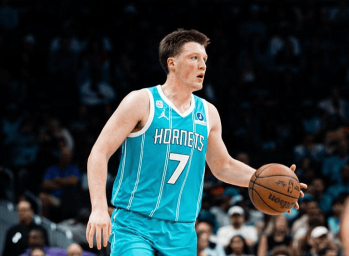 黄蜂新秀克尼普尔目前三分球19中11，三分进球数新秀第1