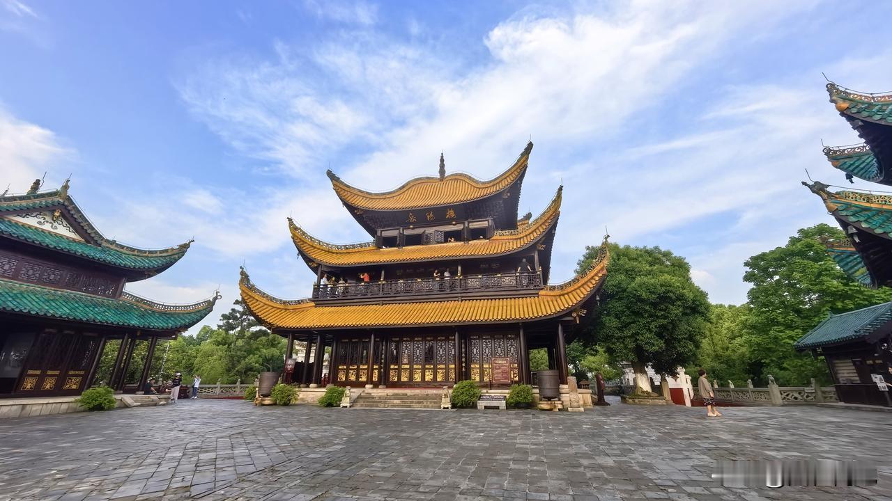 【十楼杂记】下午是个半阴天，正好去登岳阳楼。从酒店步行到岳阳楼，走走逛逛，大约十