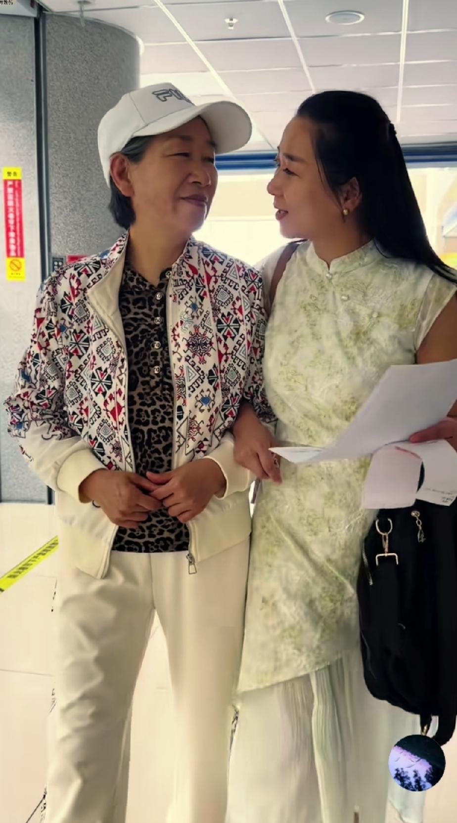 小杨姐姐送子赴沈阳上学，临行前细心带母亲体检
 
小杨姐姐和小杨姐夫的儿子今年考