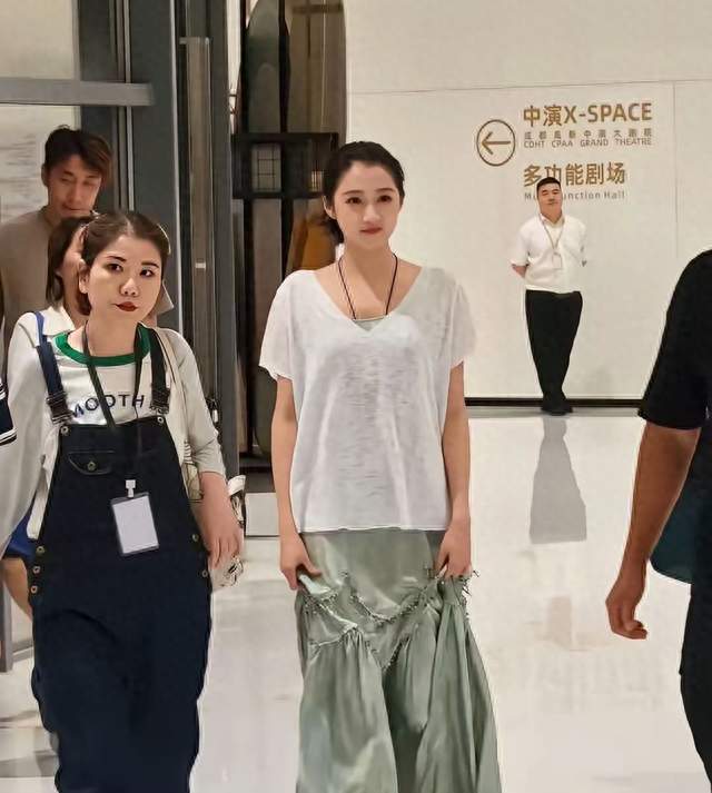 关晓彤漂亮身材好，为什么男生说不喜欢？问题出在“代表”上