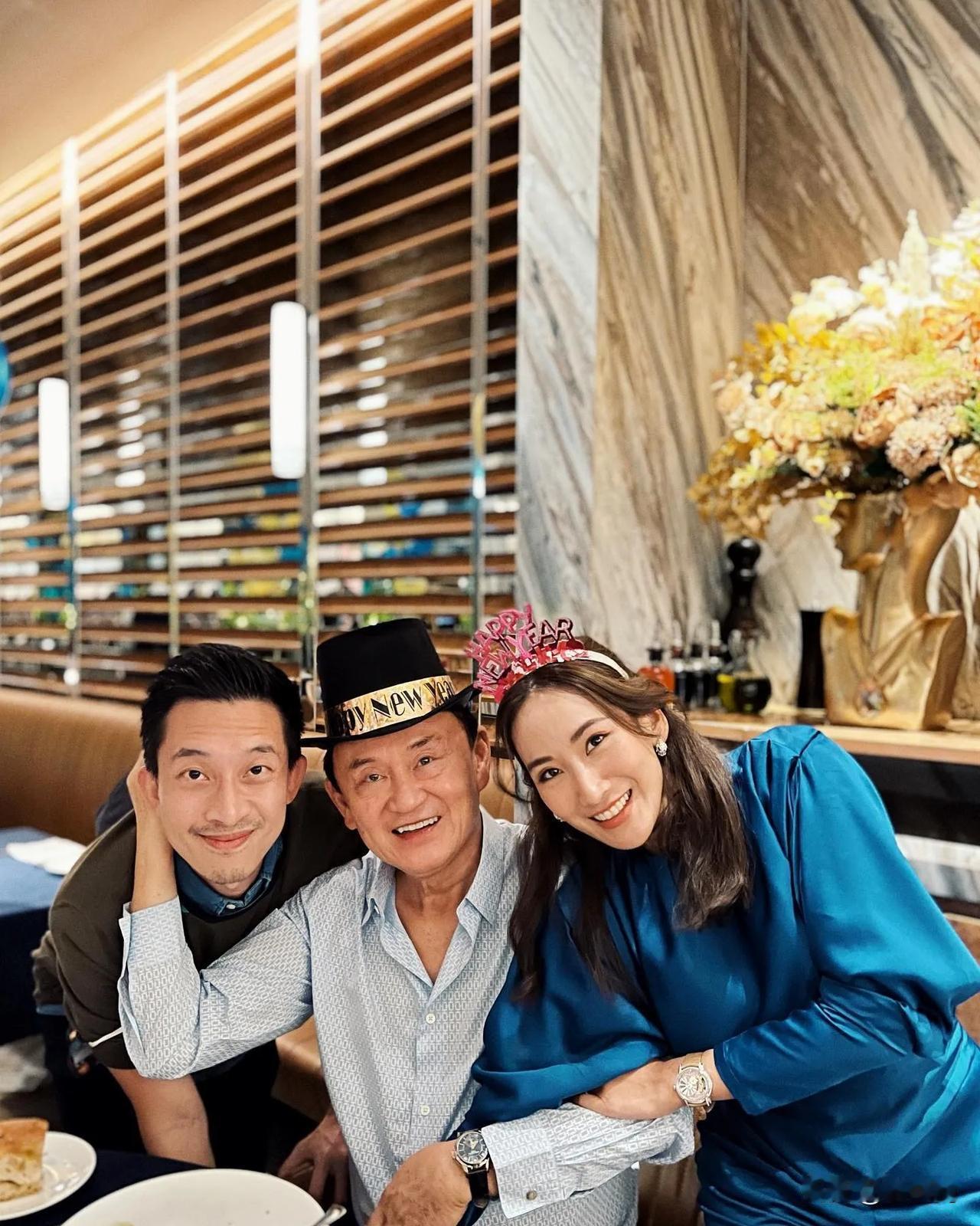 他信两个女儿漂亮，他的三个外孙女也好看，当年过着生日的他信很幸福，一大家子人其乐
