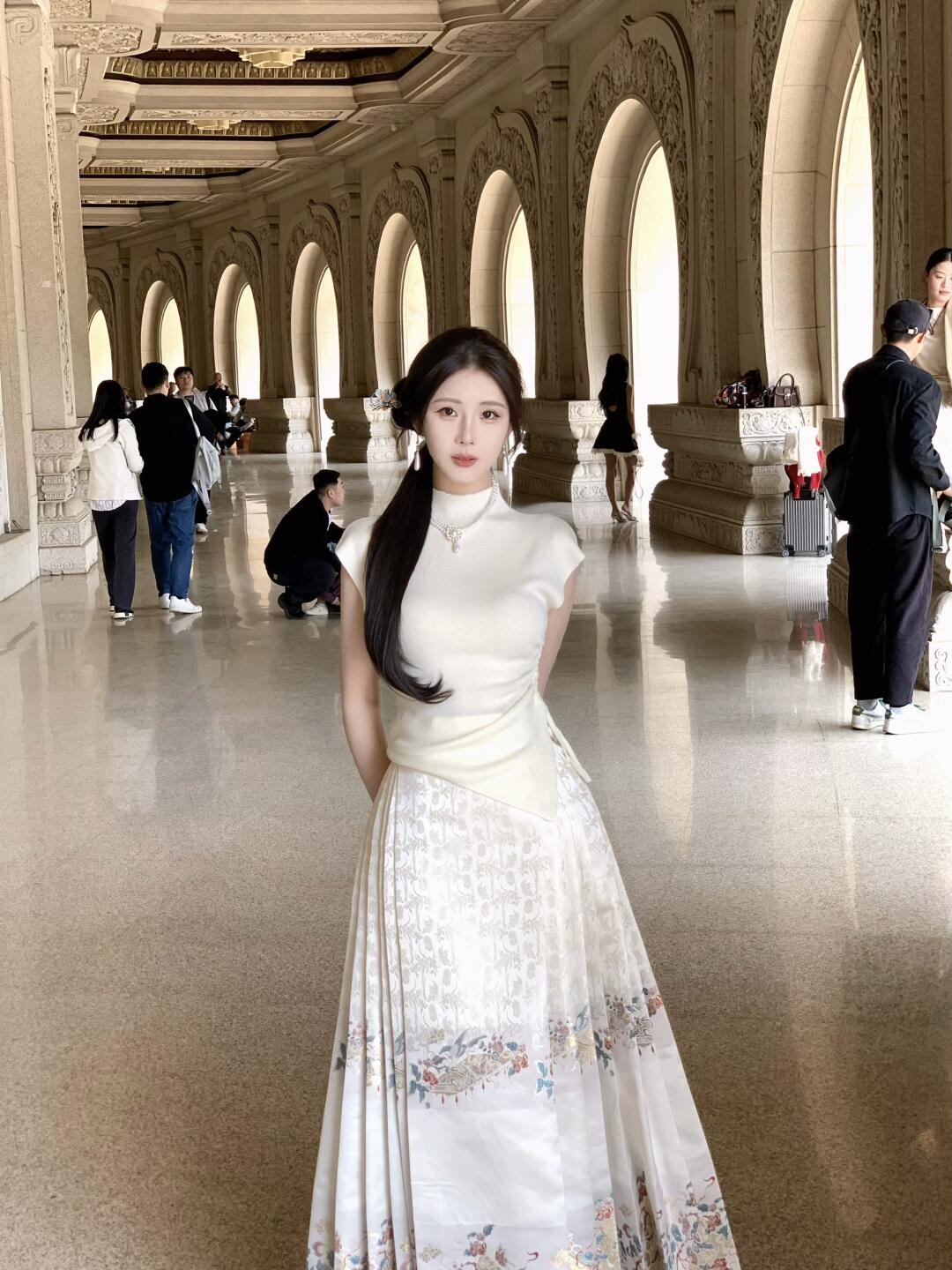 总要穿马面裙去一次牛首山吧