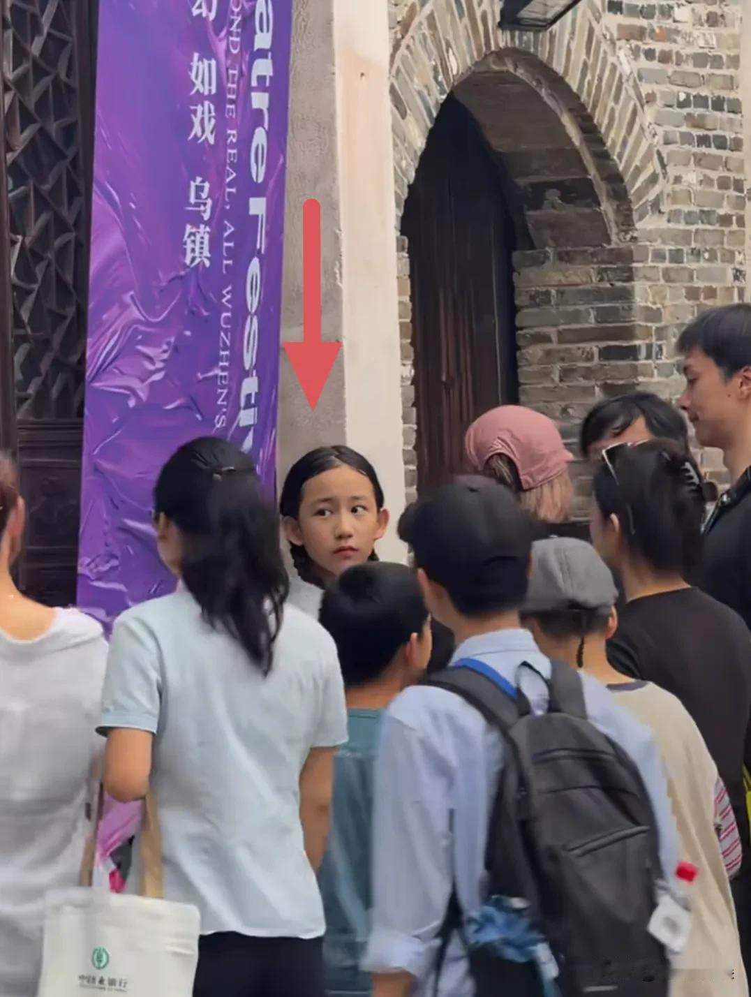 黄磊二女儿多妹，完全复制黄磊啊，基因真的好神奇。[呲牙]
扎着双麻花辫的多妹，现