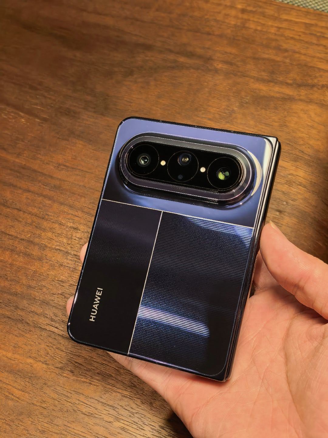 1万买华为折叠还是iPhone 说实话，主力机已经抛弃 iPhone 很久了，且