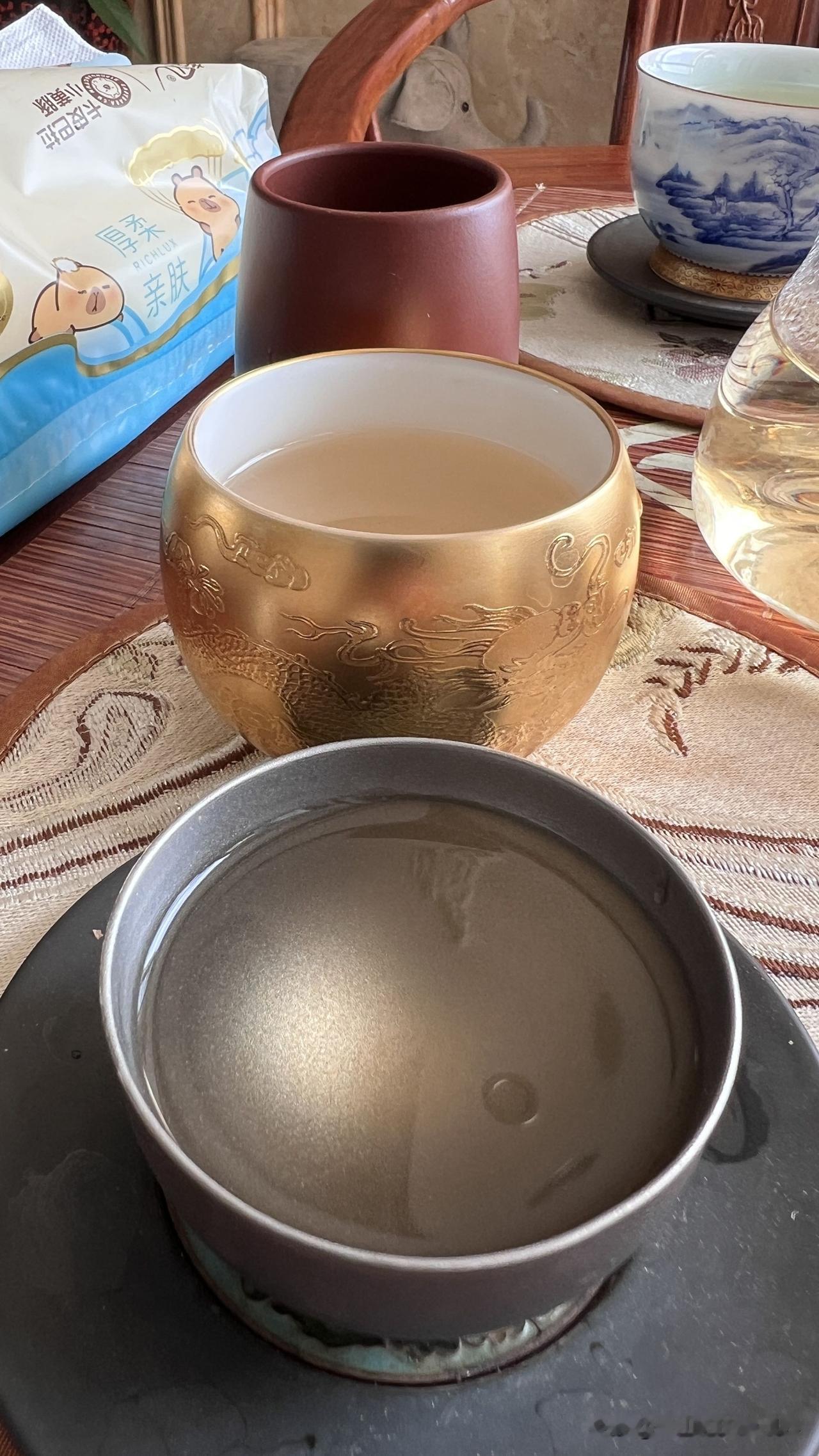 千万不要学会喝茶
一旦爱上了喝茶
不仅买茶叶花钱
更重要的是
不断的热衷于买茶具