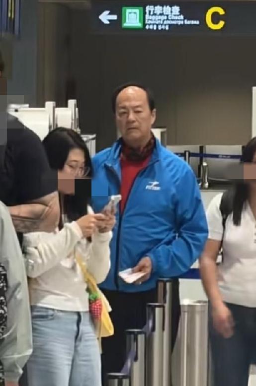 狄龙哈尔滨机场排队登机。
太低调了，那么有钱明星大佬，一点不搞阔绰排场，刚被狄龙